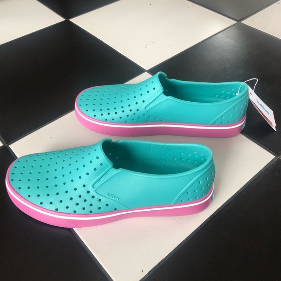 ::SOLD:: NWT Turquoise & Pink ‘Miles’ Flats Crocs - Picture 3 of 13